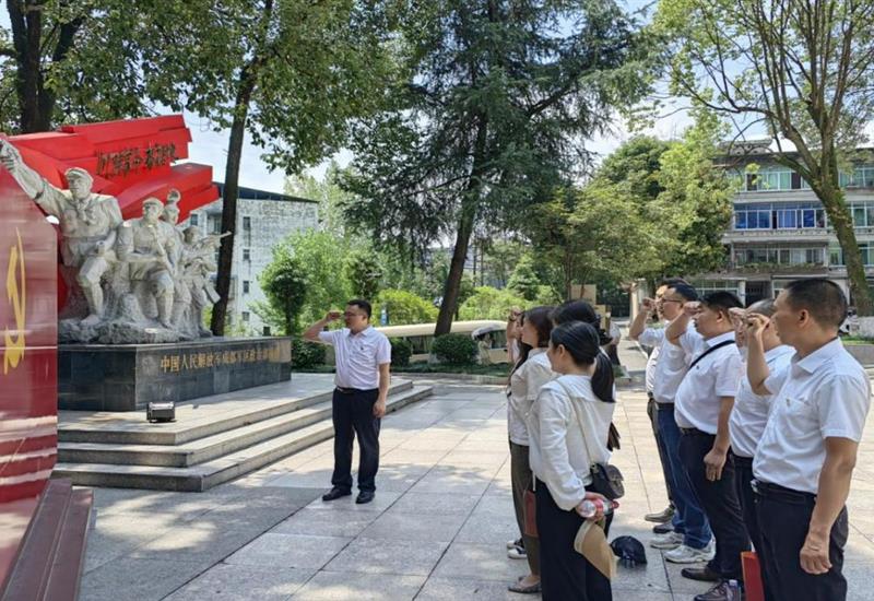 愛眾房產(chǎn)黨支部赴川陜革命根據(jù)地博物館、 紅軍烈士陵園開展主題黨日活動(dòng) (3)_800-550